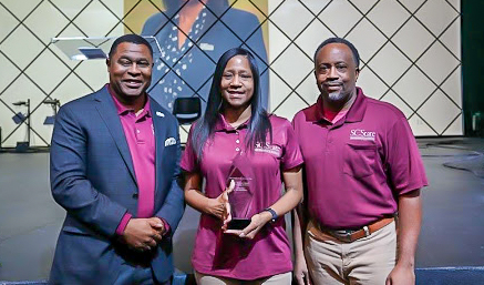Shena Scott receives Commitment to Service in Excellence Award.