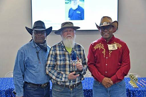 Mark Nettles receives award from Extension leadership.