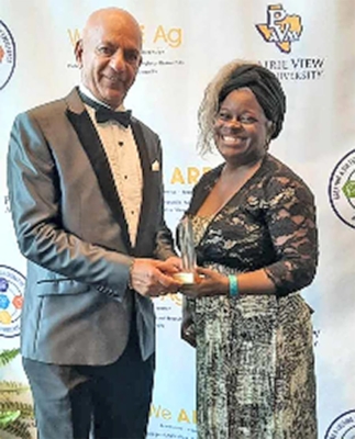 Dr. Rukeia Draw-Hood receives award.
