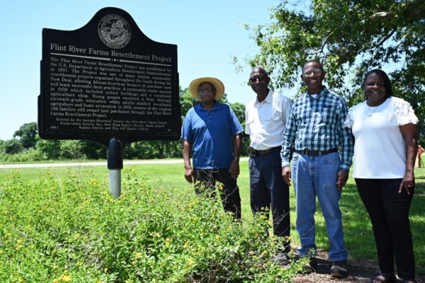 Group photo of FVSU Extension administrators and members of the Flint River Community Farms.