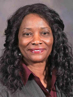 Headshot of Carolyn Robinson.