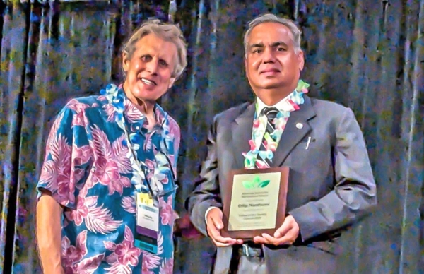 Dr. Dilip Nandwani with his award.